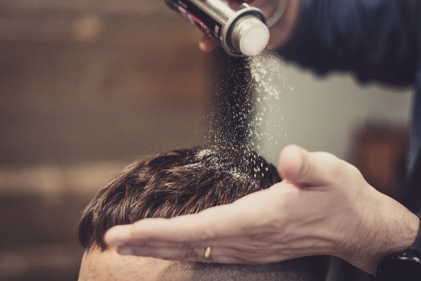 Applicazione di polvere texturizzante durante lo styling finale