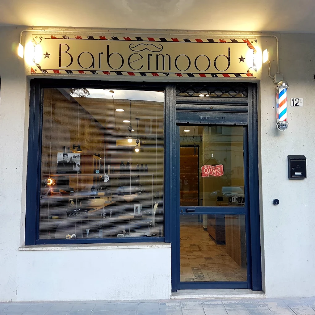 La vetrina di Barber Mood in Via Example, 12, Lecce