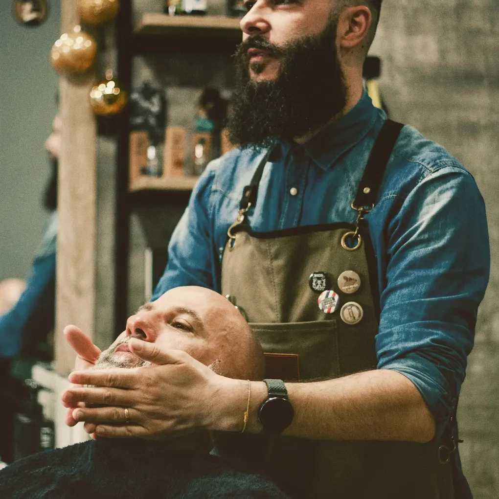 Il barbiere di Barber Mood rifinisce la barba di un cliente